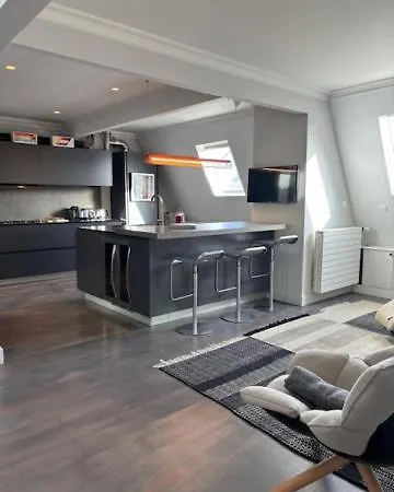 Luxury Penthouse Rooftoop Eiffel Tower View - Em02 *